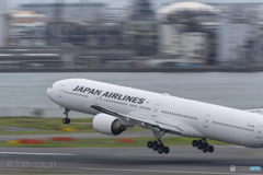 Jet airliner
