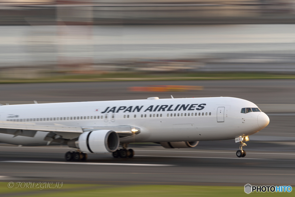 Jet airliner