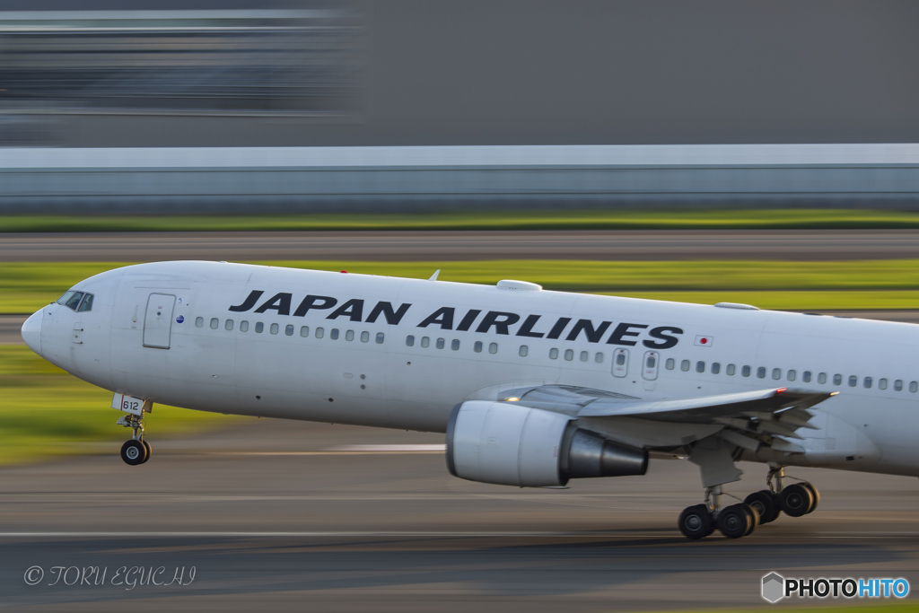 Jet airliner