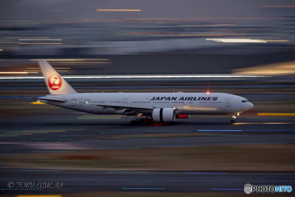 Jet airliner