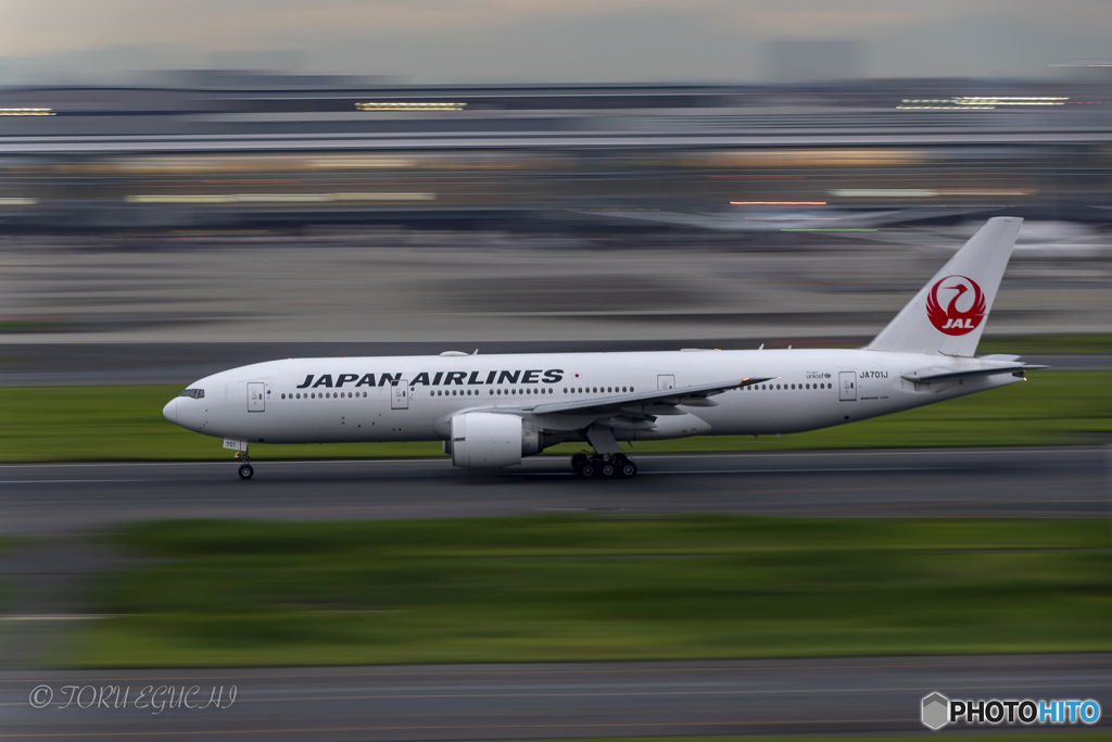 Jet airliner