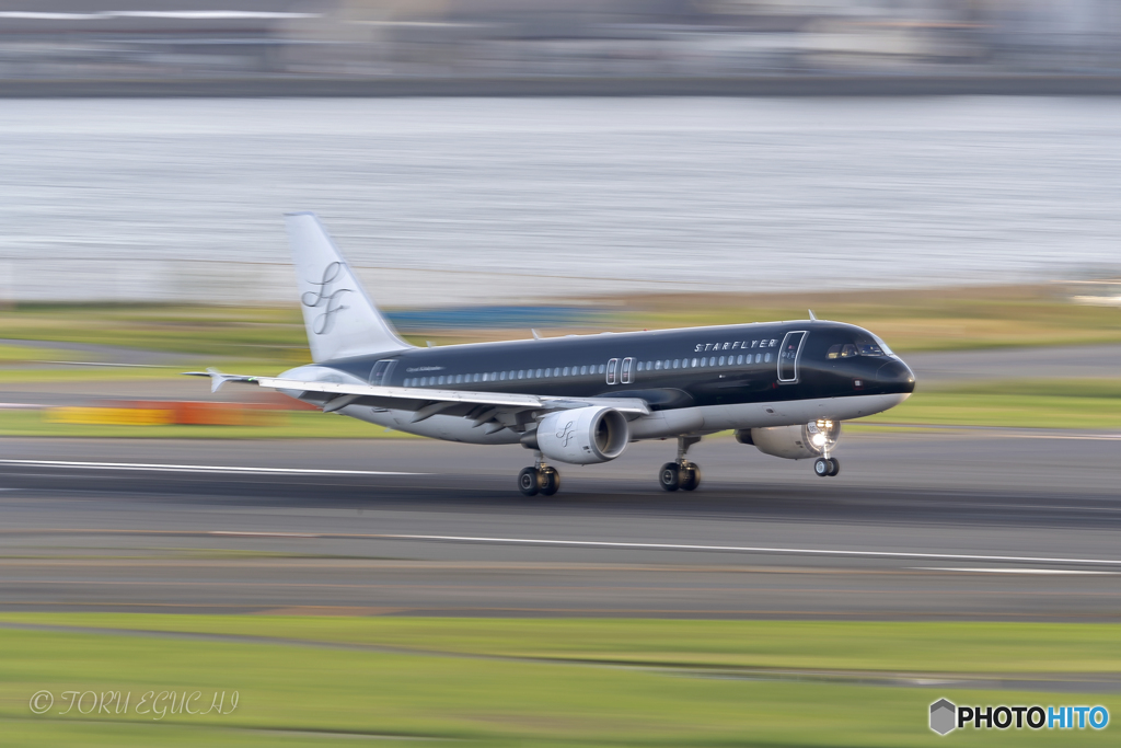 Jet airliner