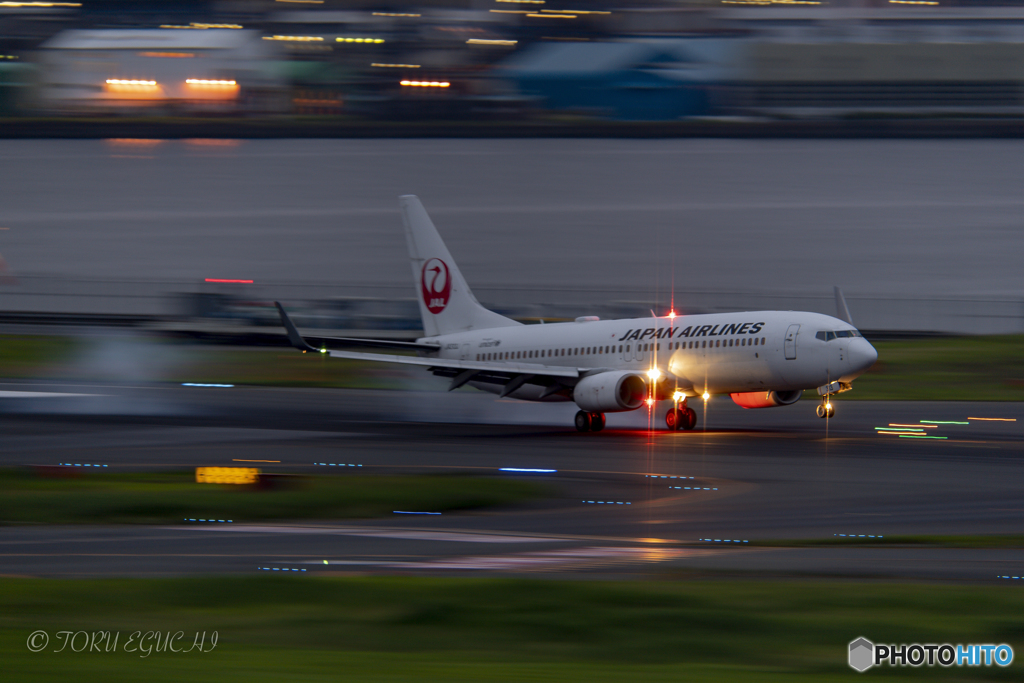 Jet airliner
