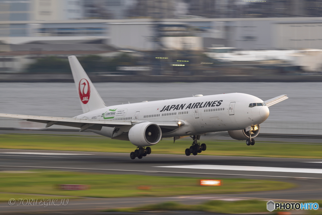 Jet airliner