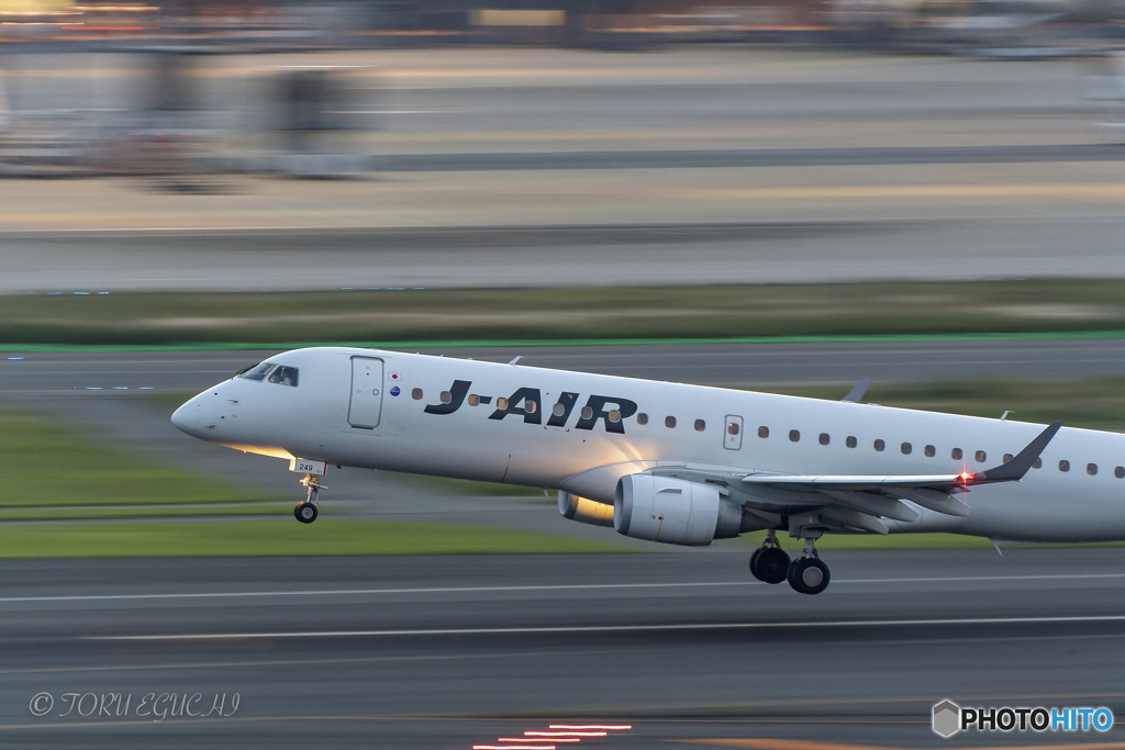 Jet airliner