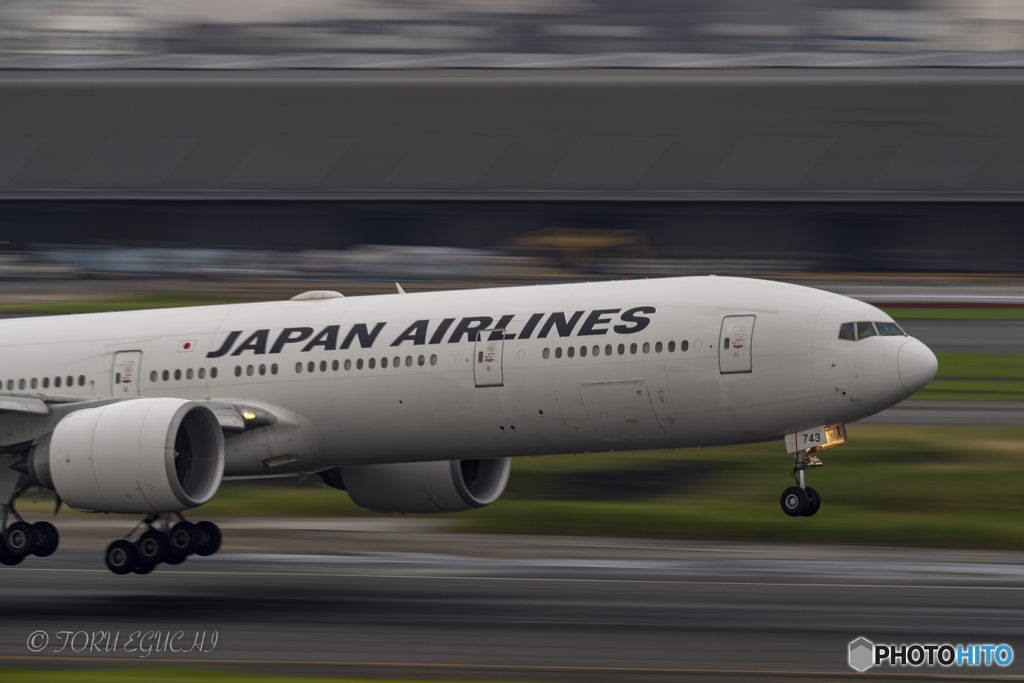 Jet airliner