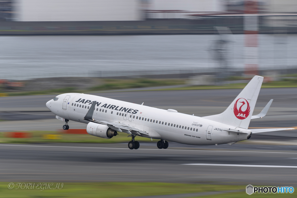 Jet airliner