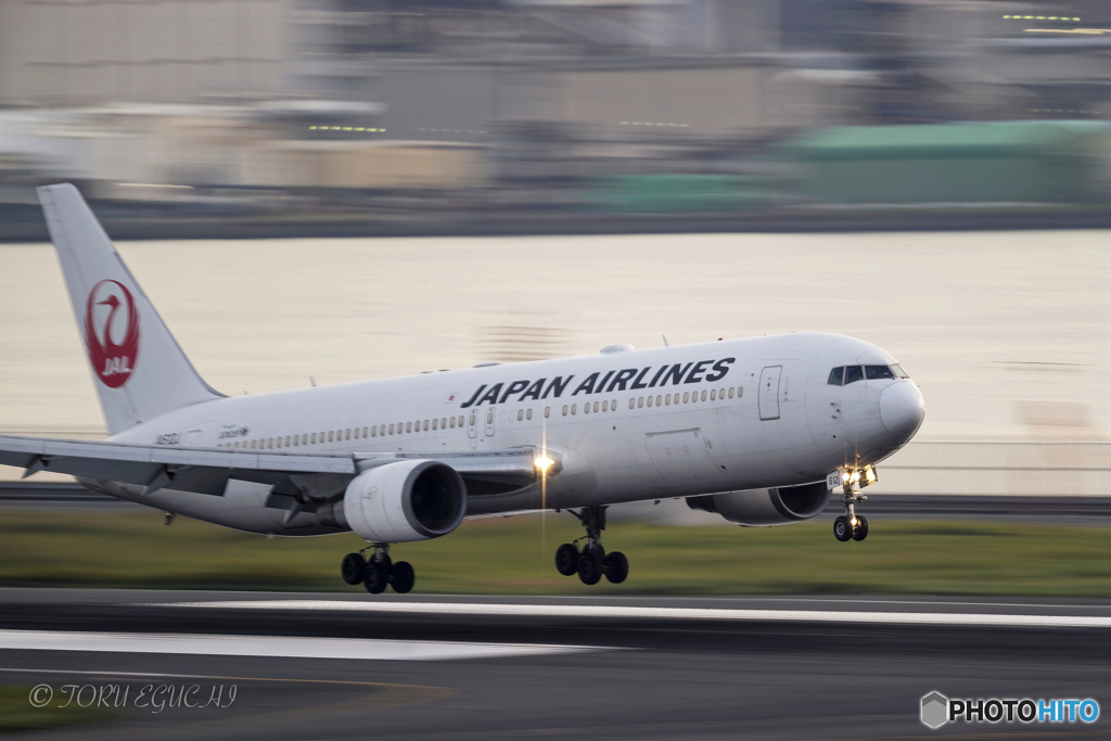 Jet airliner