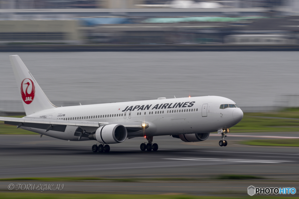 Jet airliner