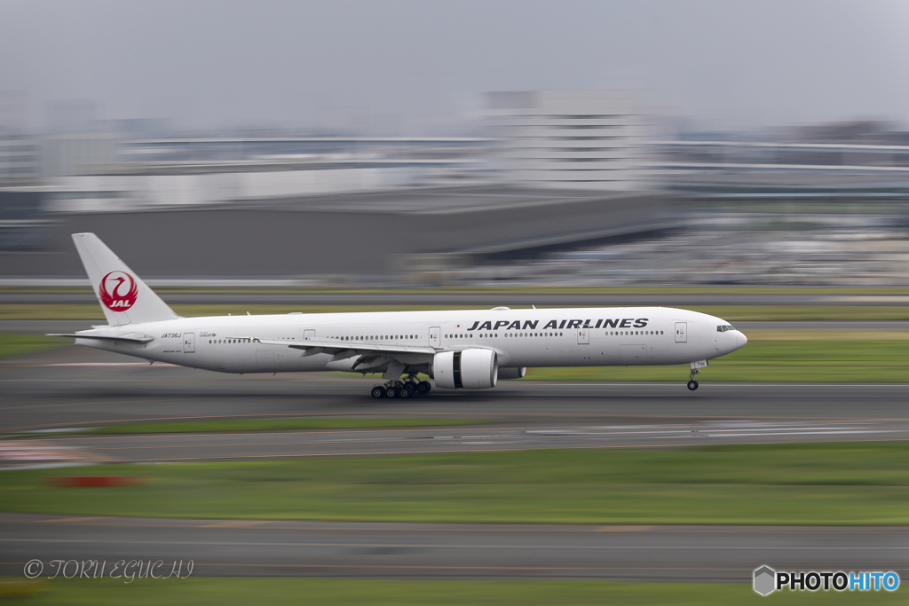 Jet airliner