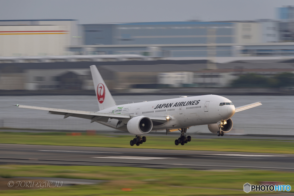 Jet airliner