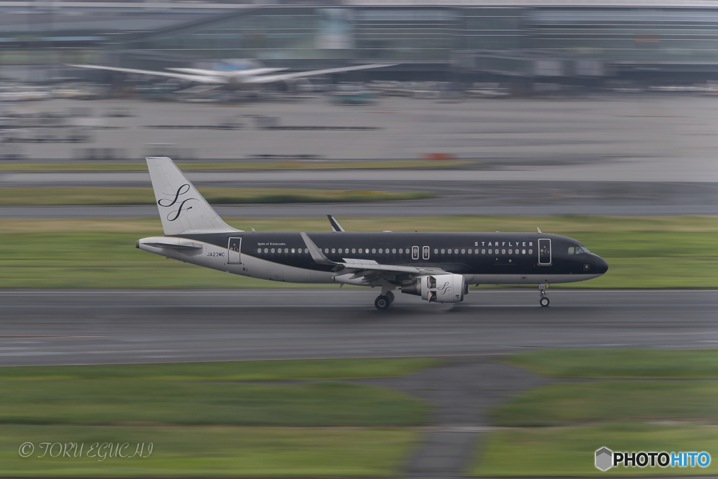 Jet airliner