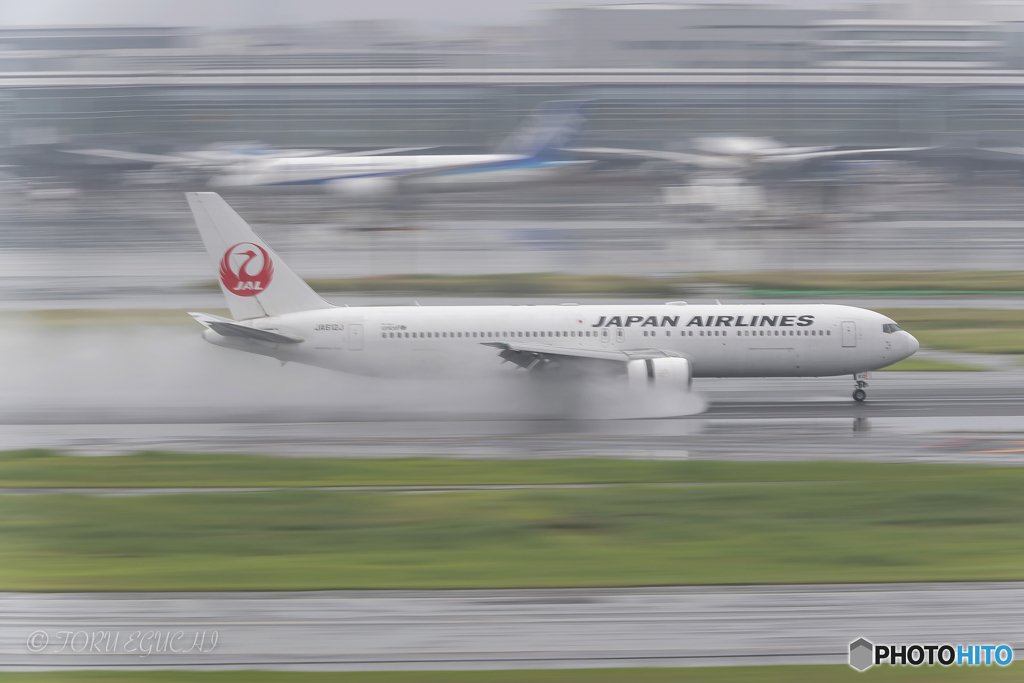 Jet airliner