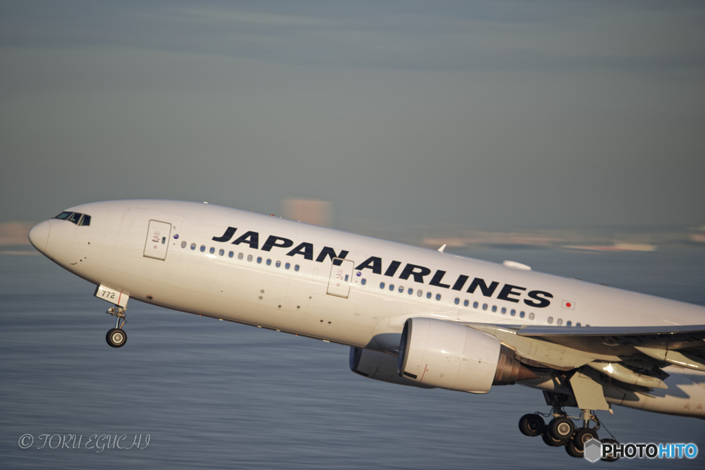 Jet airliner