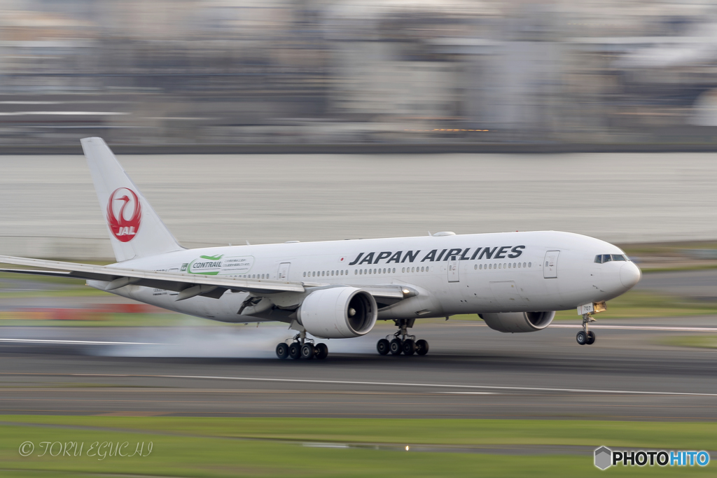 Jet airliner