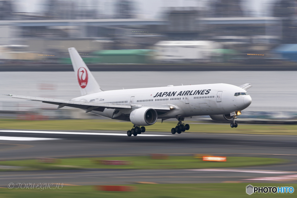 Jet airliner