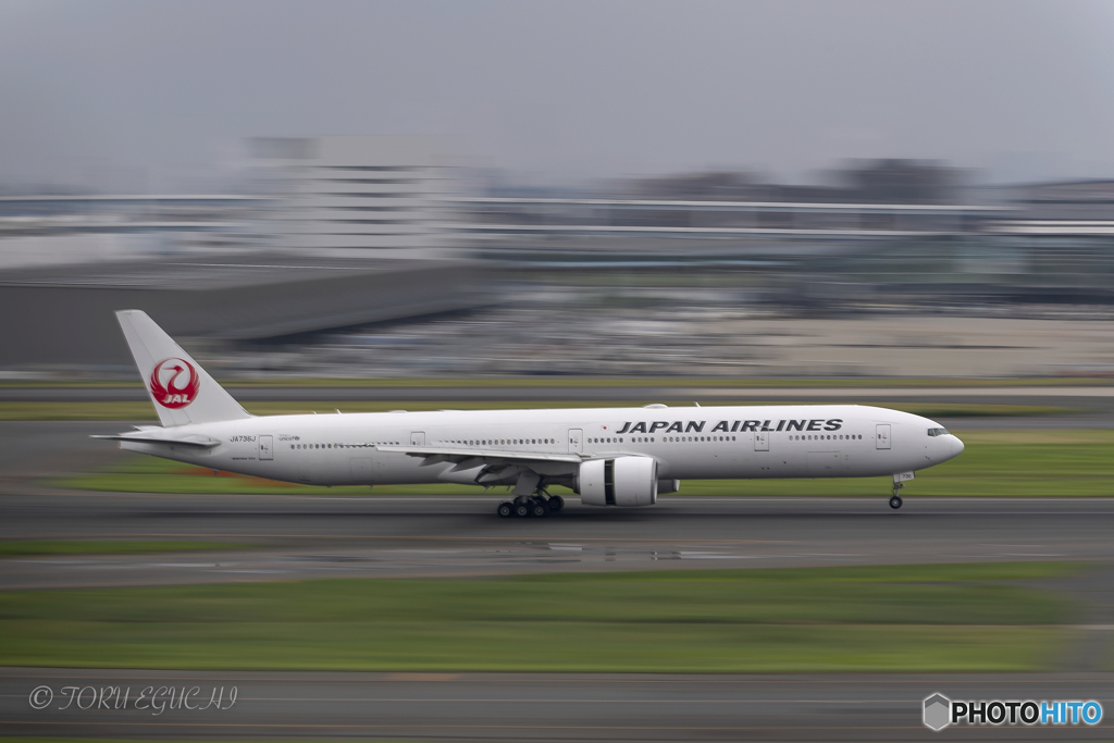 Jet airliner