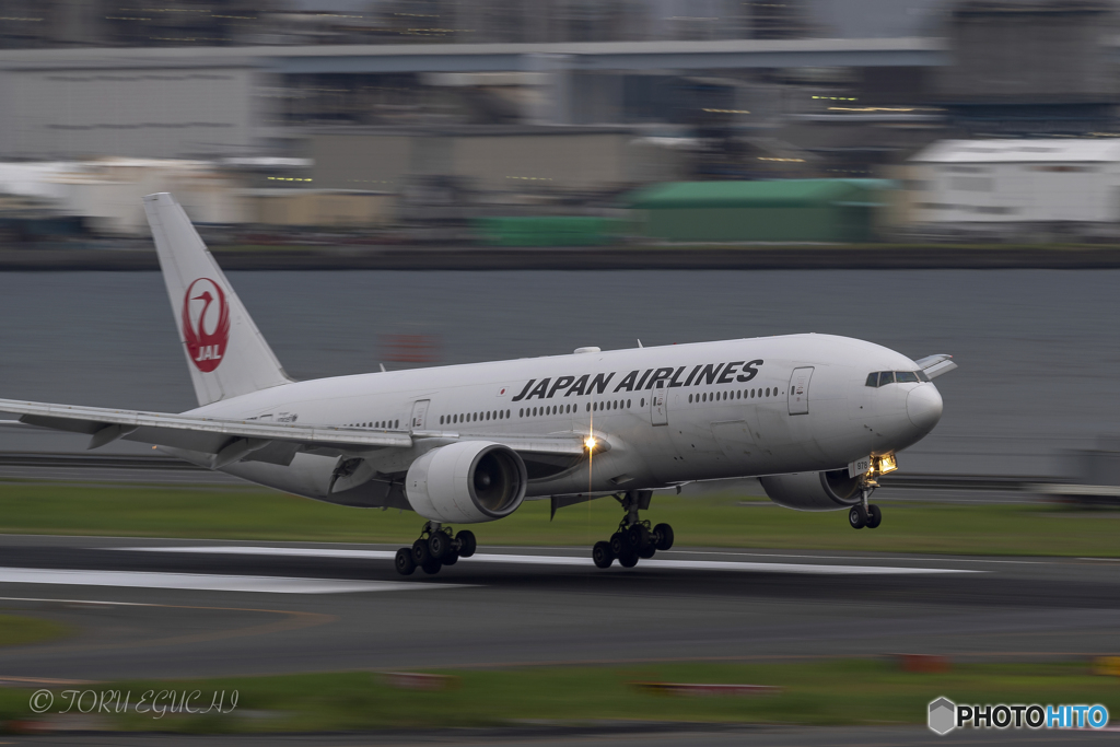 Jet airliner