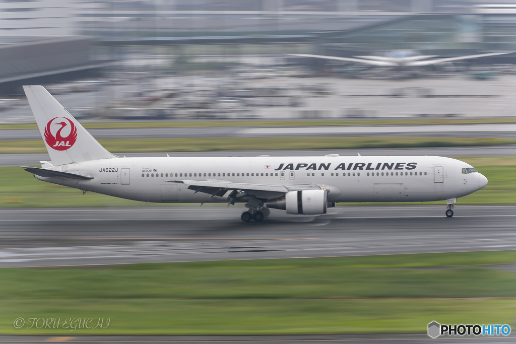 Jet airliner