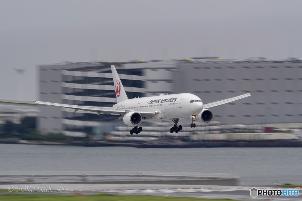 Jet airliner