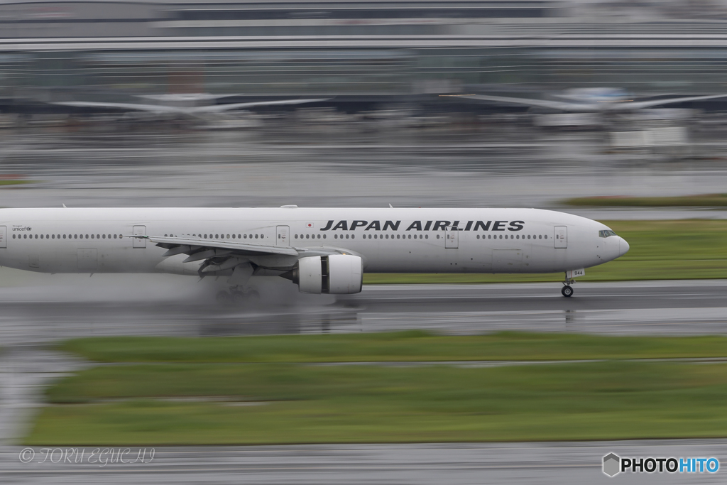 Jet airliner