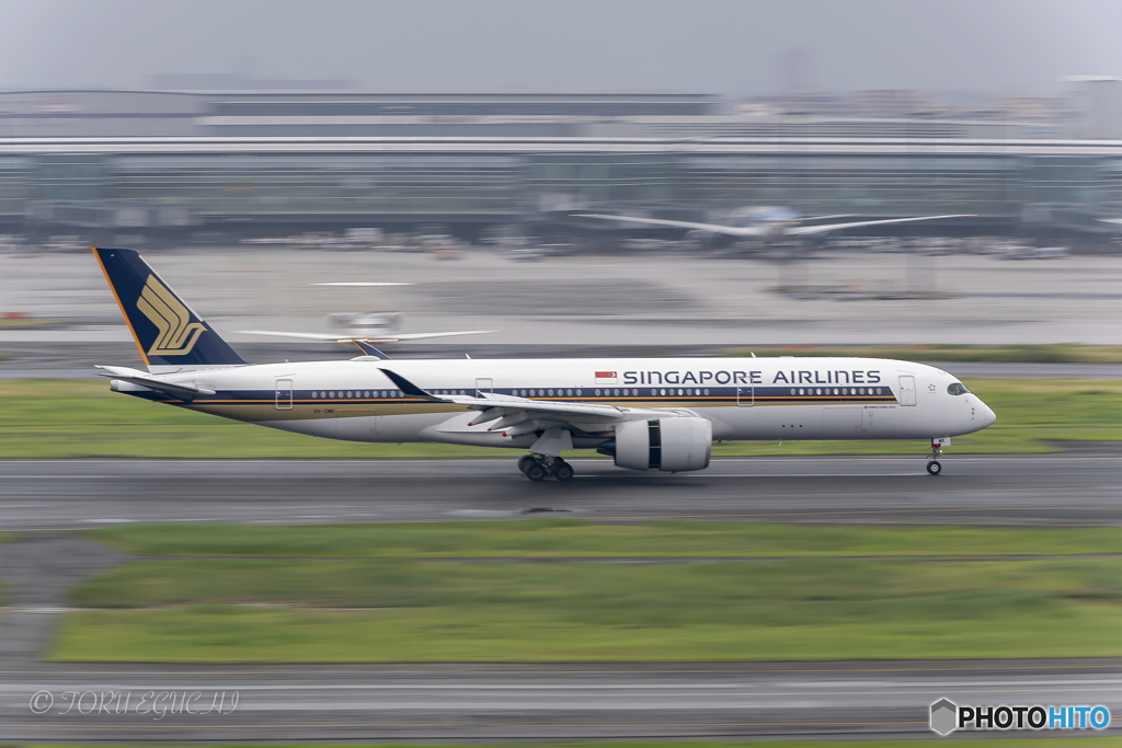 Jet airliner