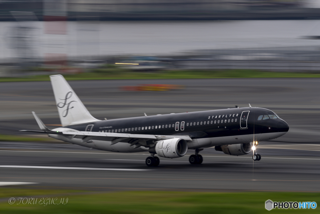 Jet airliner