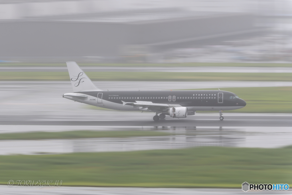 Jet airliner