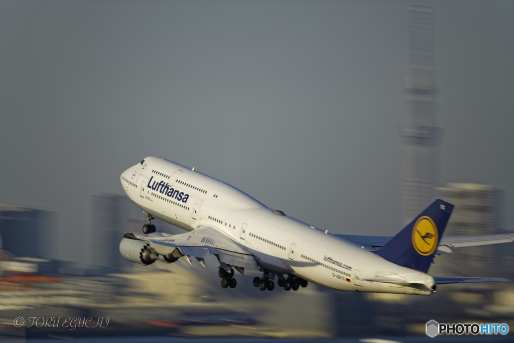 Jet airliner