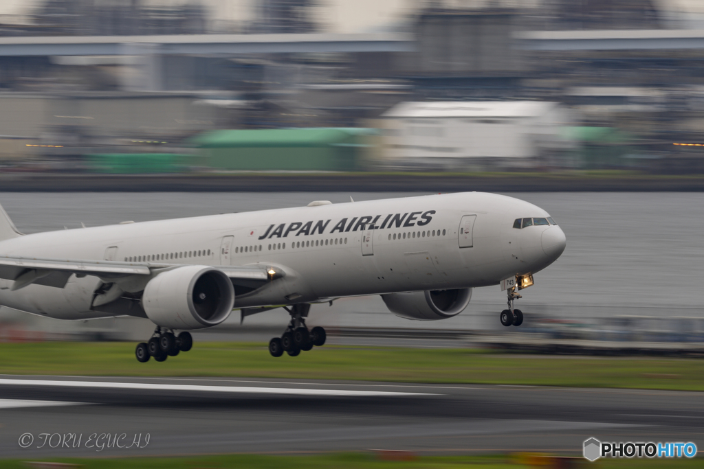 Jet airliner