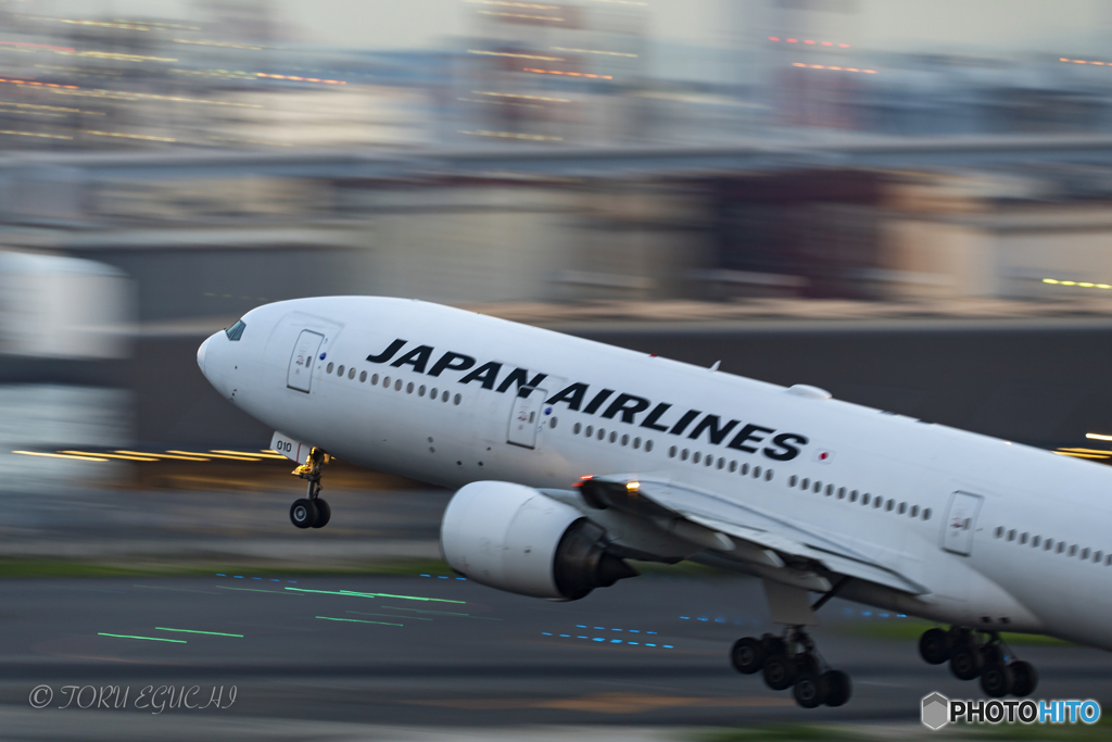 Jet airliner