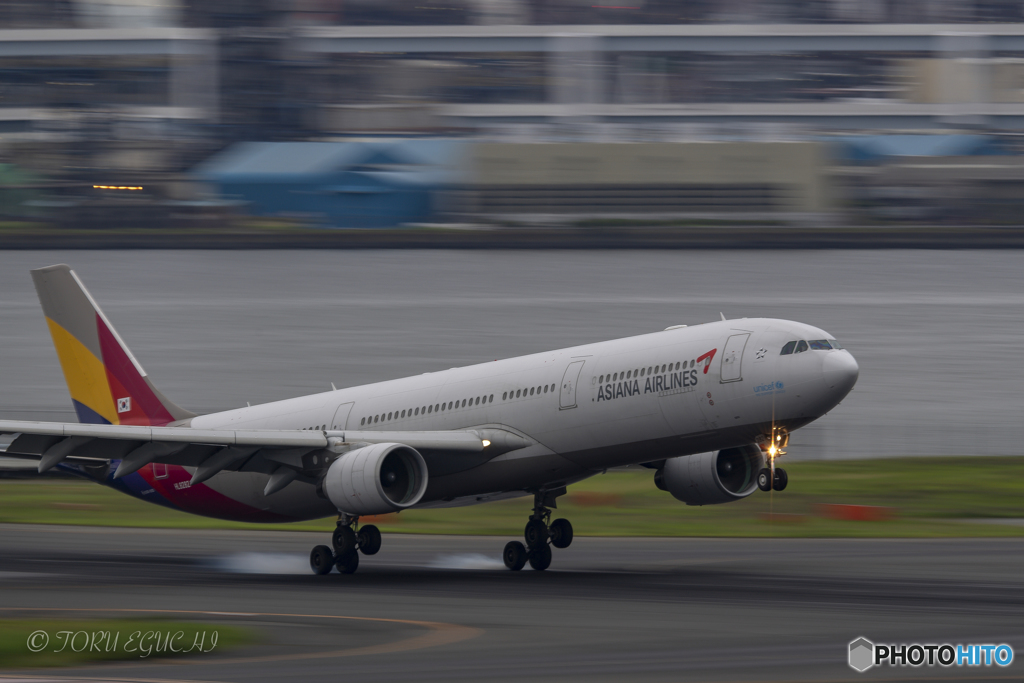 Jet airliner