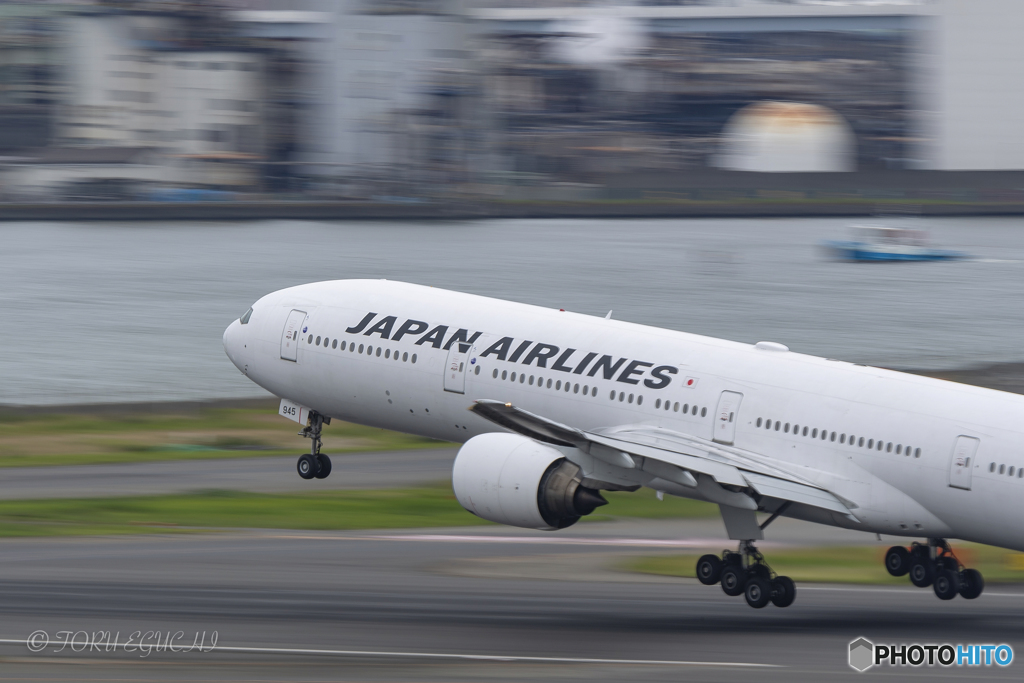 Jet airliner