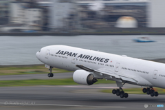 Jet airliner