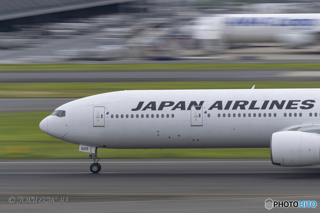 Jet airliner