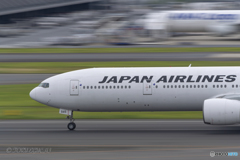 Jet airliner