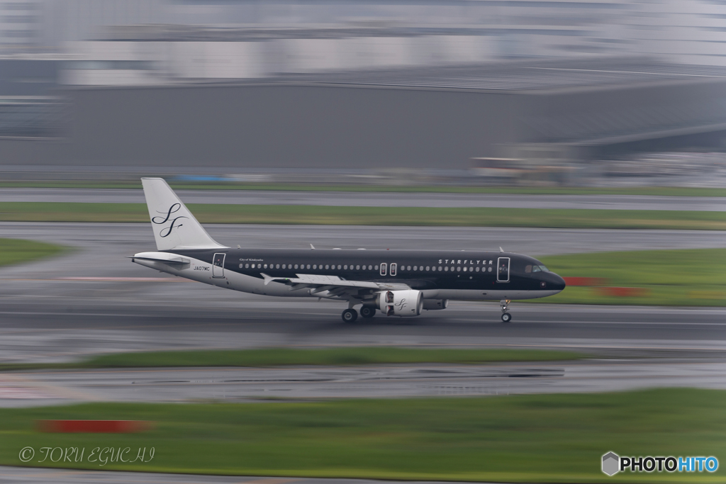 Jet airliner