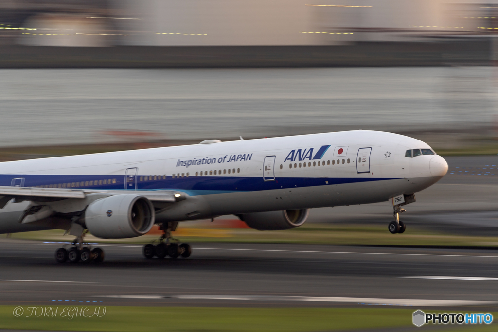 Jet airliner