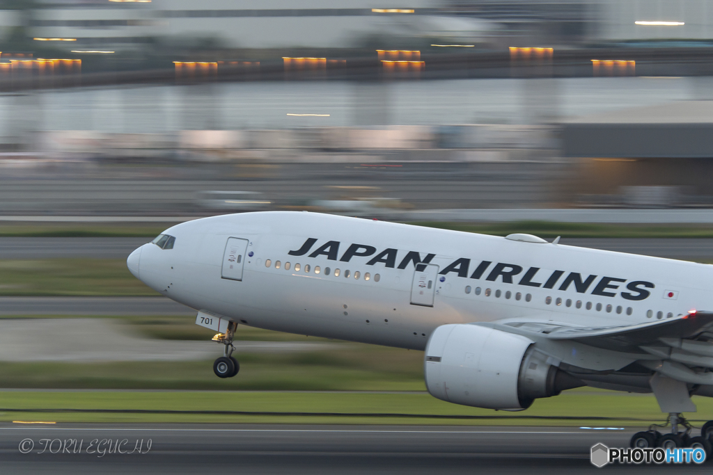 Jet airliner