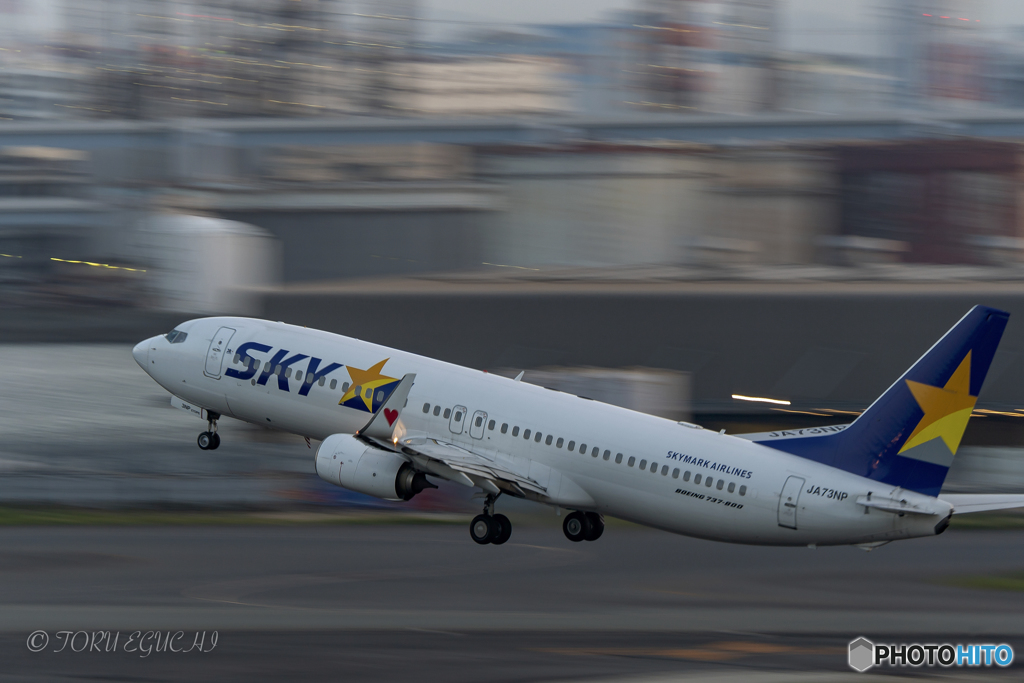 Jet airliner