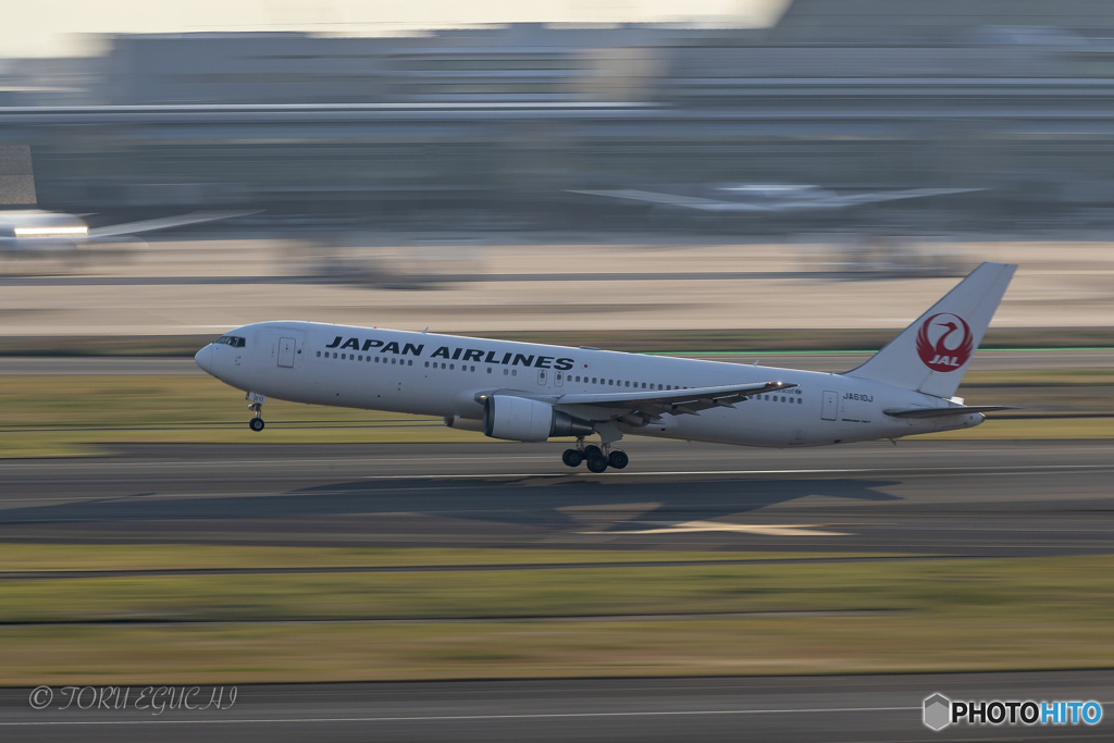 Jet airliner