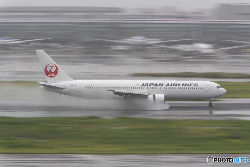 Jet airliner