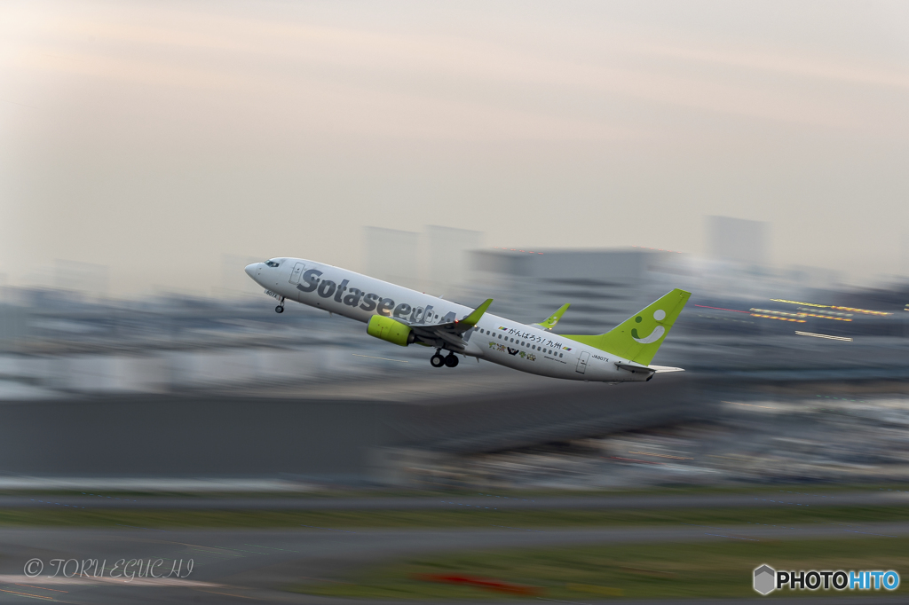 Jet airliner