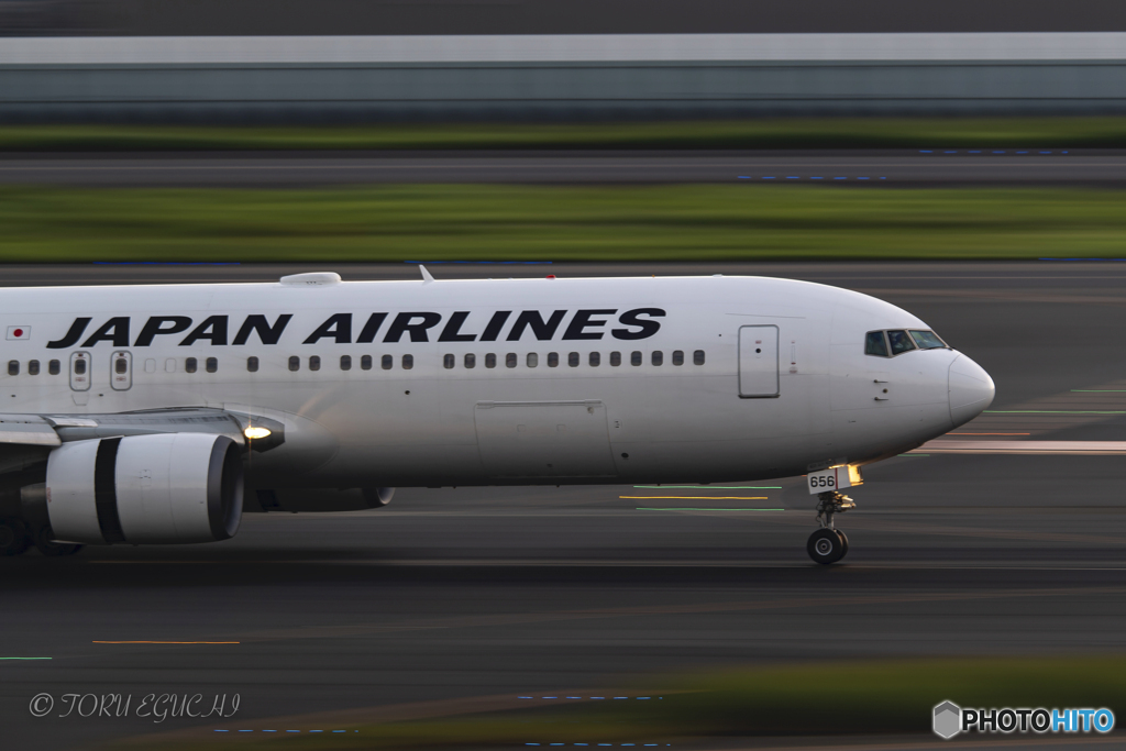 Jet airliner