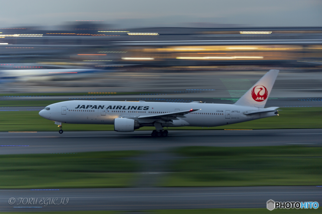 Jet airliner