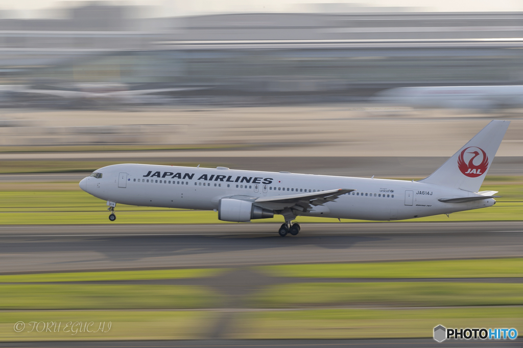 Jet airliner