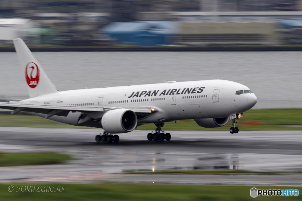 Jet airliner