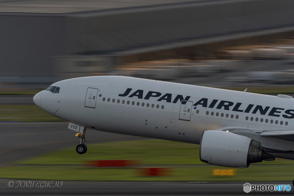 Jet airliner