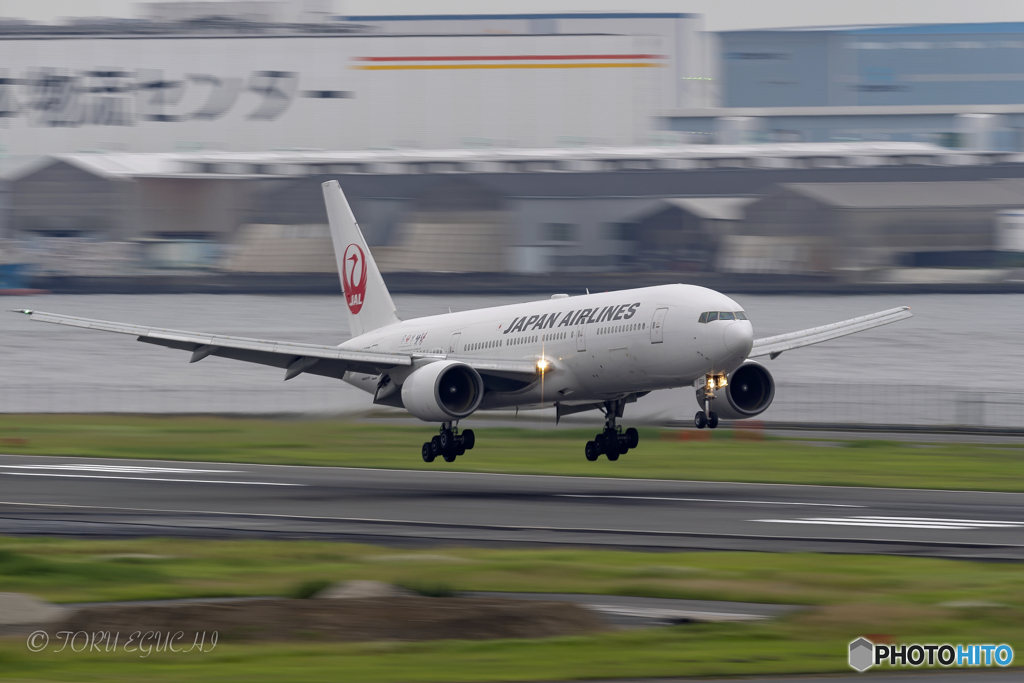 Jet airliner
