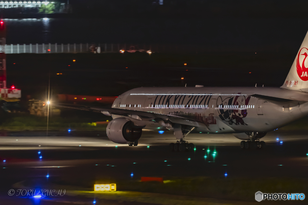 Jet airliner